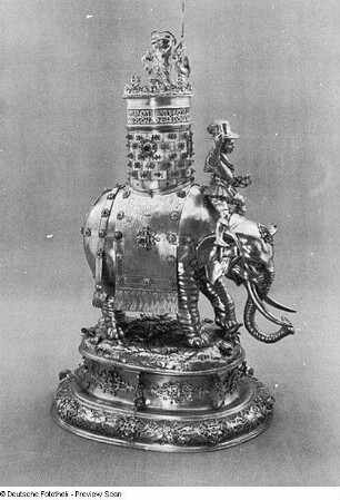 Elefant mit Kriegerturm auf dem Rücken und einem Neger in ritterlicher Tracht