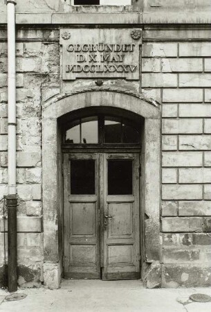 Dresden-Friedrichstadt, Seminarstraße 11. 48. Grundschule. Gebäude im Hof (1785, Umbauten 1827 u. um 1880). Seitenportal mit Inschrift