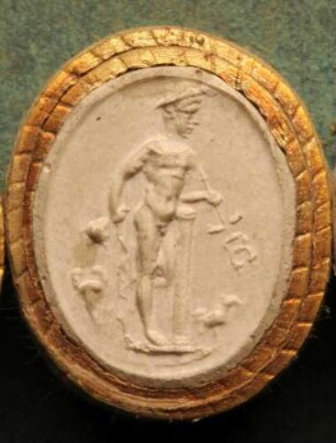 Mercurius (Hermes) leht sich auf eine Säule (Daktyliothek, Supplement)