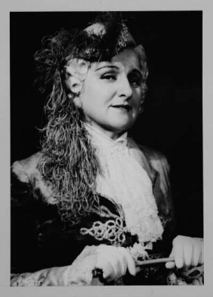Angela Kolniak als Kurfürstin Marie in "Der Vogelhändler" von Carl Zeller. Reproduktionspositiv nach Fotografie von Gerhard Laßig. Staatsoper Dresden, 1942/1943