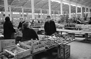 Letzter Marktbetrieb in der alten Markthalle an der Kriegsstraße.