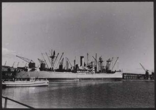 Ein großes Schiff am Hamburger Hafen