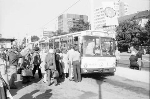 Freiburg: Teilnehmer besteigen Bus und Tram
