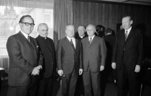 Freiburg: Katholische Akademie, Hauptteilnehmer von links nach rechts, Justizminister Dr. Schieler, Freiburg; Erzbischof Dr. Schäufele, Freiburg; Landesbischof Class, Stuttgart; Weihbischof Dr. Moser, Rottenburg, Landtagspräsident Camill Wurz, [evangelischer] Landesbischof Heidland, Karlsruhe