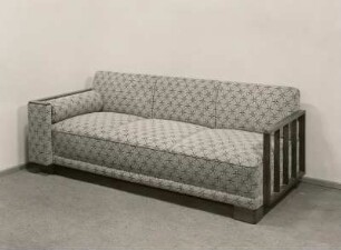 Sofa : Sofa (1956; Sächsische Sitzmöbelwerkstätten Waldheim) in Ausstellungskoje