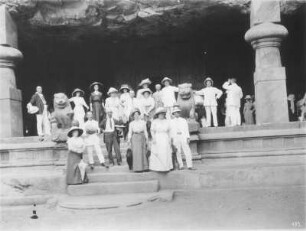Europäische Touristen vor dem Zugang zu einem Höhlentempel auf Elephanta (Weltreisen)