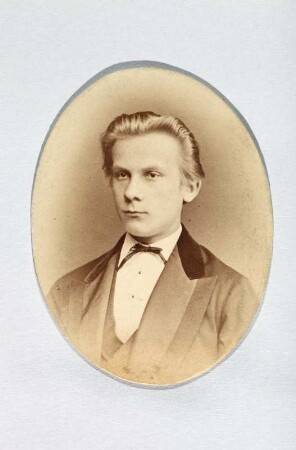 Porträt Gustav Streubel : Foto-/Bildersammlung Stenografische Sammlung. Porträt Gustav Streubel. Photographie (1883/1889; R. Müller). Dresden: SLUB P a 0209