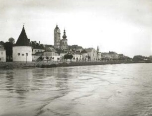 Krems an der Donau. Altstadtkern mit Pulverturm. Blick von einem Dampfschiff über die Donau