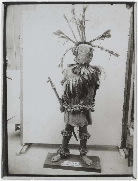 Exhibition mannequin decorated with Tumrahá objects ("Ačinaureta mask")