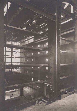 Kessel 26, W.II, Montage - Brennkammer mit Blick auf Vorderwand