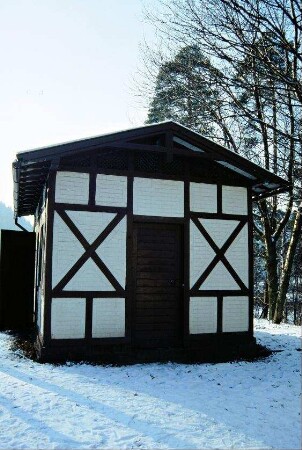 Giebelseite mit Fachwerk des Toilettenhäuschens