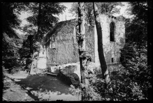 Main. Ruine einer Kirche mit Steinbrücke