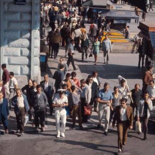 Passanten am Omonia-Platz : Athen, Omonia-Platz. Fußgänger-Überweg. Att2. Ott.9