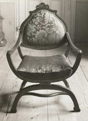 Sessel mit Armlehnen (um 1740)