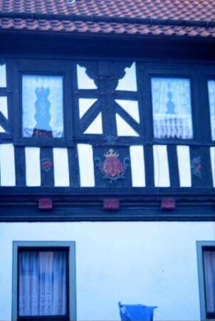 Detail voriges Bild: Fachwerkelemente und geschnitzte Reliefs