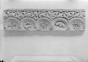 ornamentierter Relieffries mit Arkaden