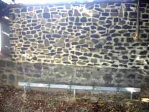 Kirchhof im Norden mit Mantelmauerrest