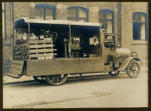 Foto eines beladenen Lastkraftwagens für den Gerätetransport für Luftminenwerfer