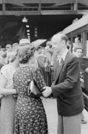 Abreise der sowjetischen Delegation vom Ostbahnhof Berlin : Abschiedsszene auf dem Ostbahnhof