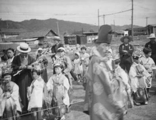 Tempelfest (O-matsuri) : Erwachsenen und Kinder in traditioneller Festkleidung sowie Alltagskleidung zum Tempelfest (O-matsuri), vielleicht dem Yamabiki Matsuri im August