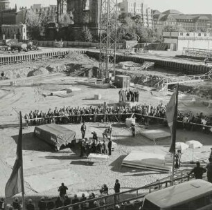 Grundsteinlegung am 09.10.1987. Füllen der Kartusche