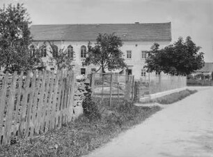 Kleinnaundorf, Dorfstraße 12. Gasthof Kleinnaundorf mit Saal (19. Jh.). Straßenansicht
