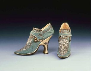 Ein Schuh von einem Paar Frauenschuhe