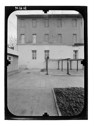 Potsdam, Platz der Nationen (Luisenplatz) 2. Wohn- und Verwaltungsgebäude (?). Hoffront (Teilansicht)