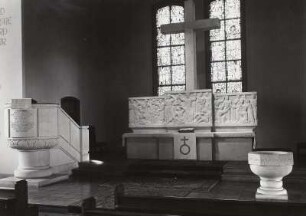 Zwickau-Planitz. Christuskirche (30.8.1953 Kirchweihe). Kircheninneres. Chorraum mit Kanzel, Altar und Taufbecken (um 1951/1952; W. Hempel) und Glasfenster (1952/53, H. Helas)