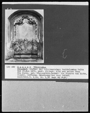Grabmal des Bürgermeisters Bartholomäus Weltz, verstorben 1756, und seiner Frau Eva Maria; im Sockel des Grabmals die Figuren von Liebe, Glaube und Hoffnung