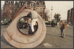 Bernhard Heiliger beim Aufbau seiner Skulptur "Solarica-Y" vor dem Alten Museum in Berlin