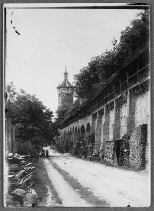An der Stadtmauer und dem Weißenturm in Rothenburg : Rothenburg ob der Tauber. Klingentor. Feldseite mit überdachtem Wehrgang