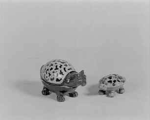 Schildkröte als Deckeldose : Zwei Schildkröten als Deckeldosen (1. H. 20. Jh.; wohl K. Feuerriegel)