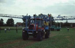 Fotografie: Systemtraktor, Feldspritze angebaut