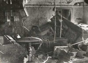 Unwetterkatastrophe im Osterzgebirge am 8./9. Juli 1927. Berggießhübel. Zerstörungen in einem überfluteten Wohnzimmer