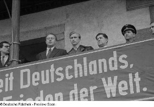 Bürgermeister Erich Uhlich auf dem Balkon des Alten Rathauses bei einer Festveranstaltung