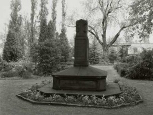 Denkmal für die Gefallenen des 1. Weltkrieges : Denkmal für die Gefallenen des 1. Weltkrieges. Sandstein (nach 1918). Heidenau (Kreis Pirna)-Mügeln, Nordfriedhof
