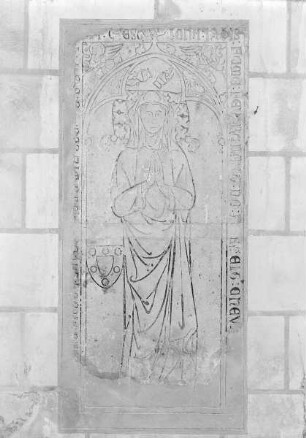 Grabstein mit eingelegter Ritzzeichnung einer Frau