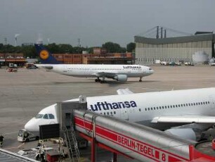 Berlin - Flughafen Tegel : Parkende Flugzeuge auf dem Vorfeld, aufgenommen 2004 am Flughafen Tegel in Berlin