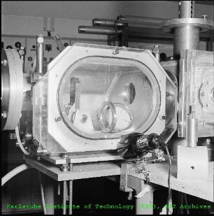 Doppelstreuexperimente mit geladenen Teilchen am Institut für Experimentelle Kernphysik (IEKP)