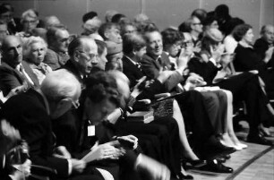 30. Tagung 1980 Chemiker; Eröffnung Festhalle; Sitzreihen: (unscharf), vorn: Ehepaar Sir John C. Eccles, 2. Reihe: Vladimir Prelog, Frau Cornforth