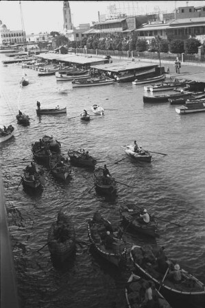 Port Said : Hafenszene in Port Said. Blick vom Dampfer "Baloeran" auf Händlerboote. Im Hintergrund Leuchturm