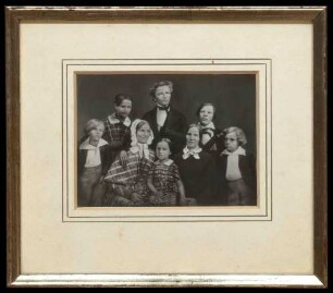 Foto von Ludwig Christoph Friedrich Lemppenau (1797-1854), Rechtskonsulent in Stuttgart, und Louise Rosine, geborene Kohn (1804-1878), mit ihren Kindern und der Mutter Anna Katharina Lemppenau, geb. Birk, auf der Rückseite genealogische Angaben, 18 cm hoch x 20 cm breit, im Glasrahmen