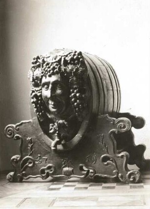Weinfäßchen der Frankfurter Winzerzunft. Holz, geschnitzt, Bacchuskopf. 1759
