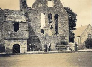 Kirkwall, Orkney-Inseln/ Schottland: Touristen vor der Ruine des Bischofspalastes