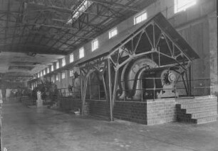 Industrie-Kraftwerk. Generator der Turbine 1 unter Splitterschutzdach : Lauta (Niederlausitz). Industrie-Kraftwerk. Generator der Turbine 1 unter Splitterschutzdach
