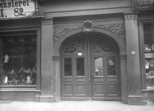 Portal des Hauses. Südseite der Straße zwischen Kleiner Steinstraße und Neunhäusern