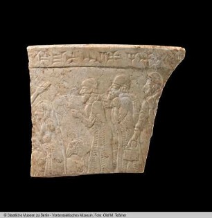 Bruchstück eines Gefäßes mit Relief und Inschrift