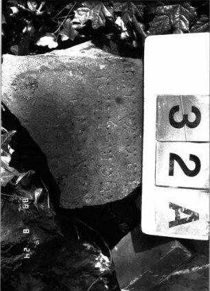 Grabstein 32 (Index: 100105607) Material: Sandstein Zustand: zerbrochene Fragmente Beschreibung: Fragmente verschiedener Stelen Besonderheit: die Fragmente stammen von verschiedenen Stelen und liegen auf einem Haufen: Grabstein 32A (Nachholaufnahme)