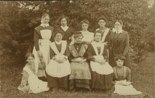 [Gruppenporträt von Frauen mit Schürze]
